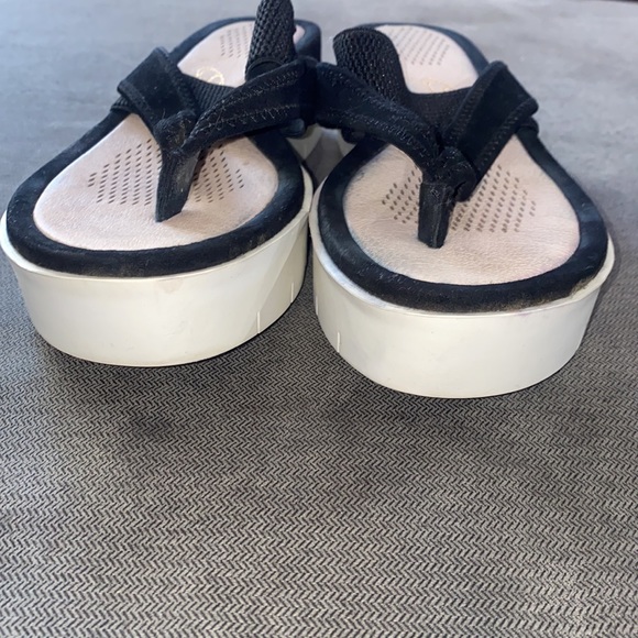 Black platform sandals. Like new! Size 9 - Picture 4 of 9
